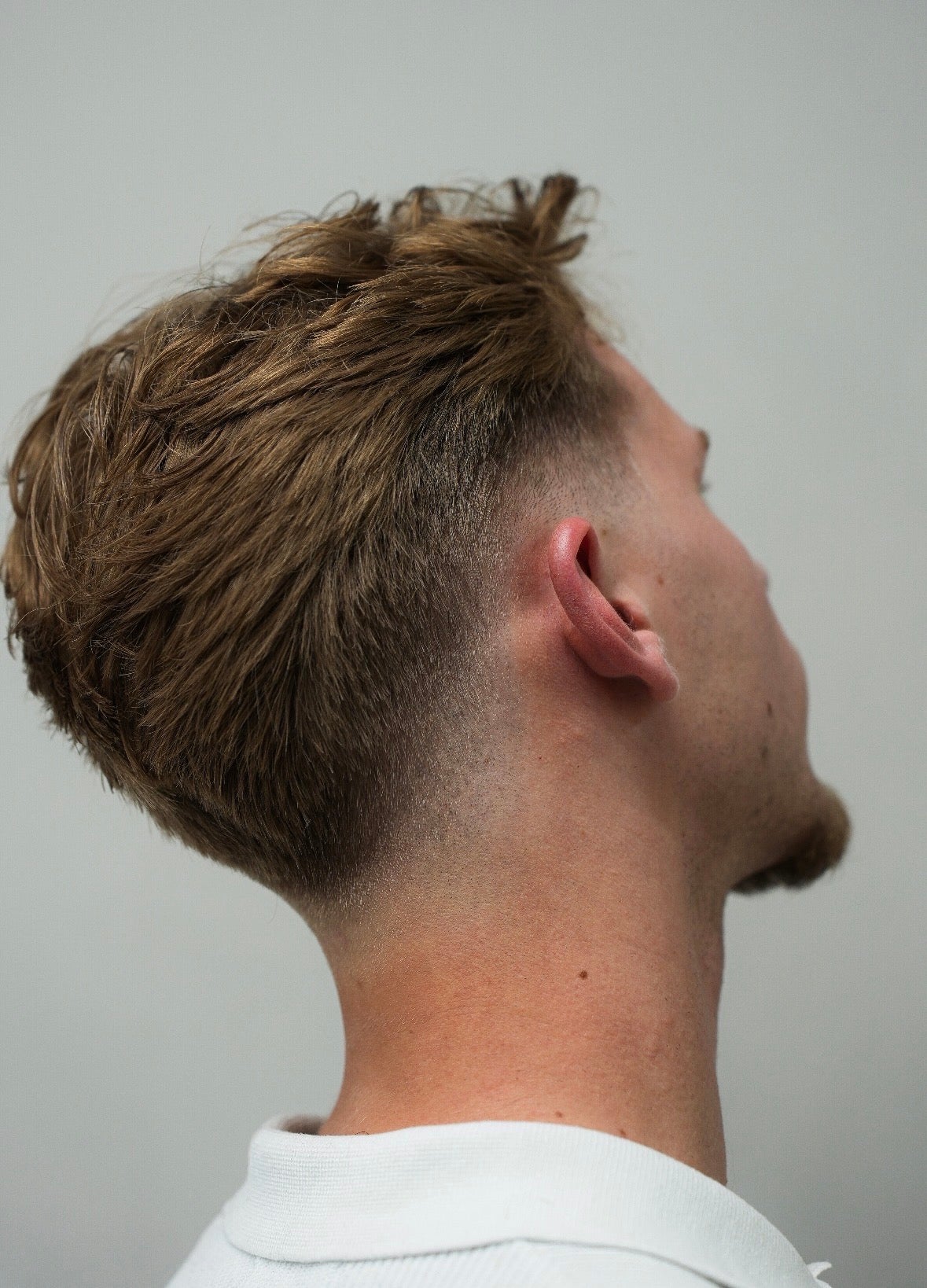 Achterkant van het hoofd: een skin fade met langer haar bovenop
